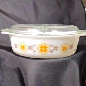 Vintage Pyrex 2 1/2 quart Casserole with Cover Town and Country Pattern